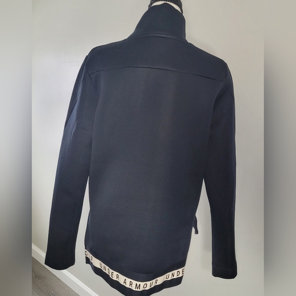 Under Armor Black Foam-Like Fabric High Collar Loose Fit Pullover Top Popover - Picture 4 of 7